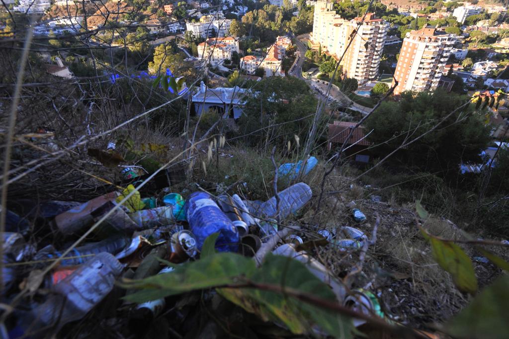 SUR comprueba que la basura se acumula en esta emblemática zona de la capital.