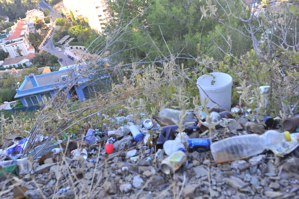 SUR comprueba que la basura se acumula en esta emblemática zona de la capital.