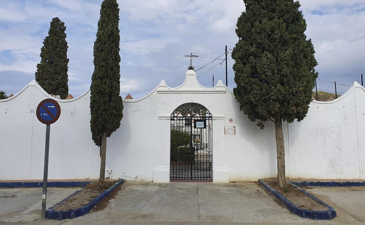 Acceso principal al cementerio de Torrox. 