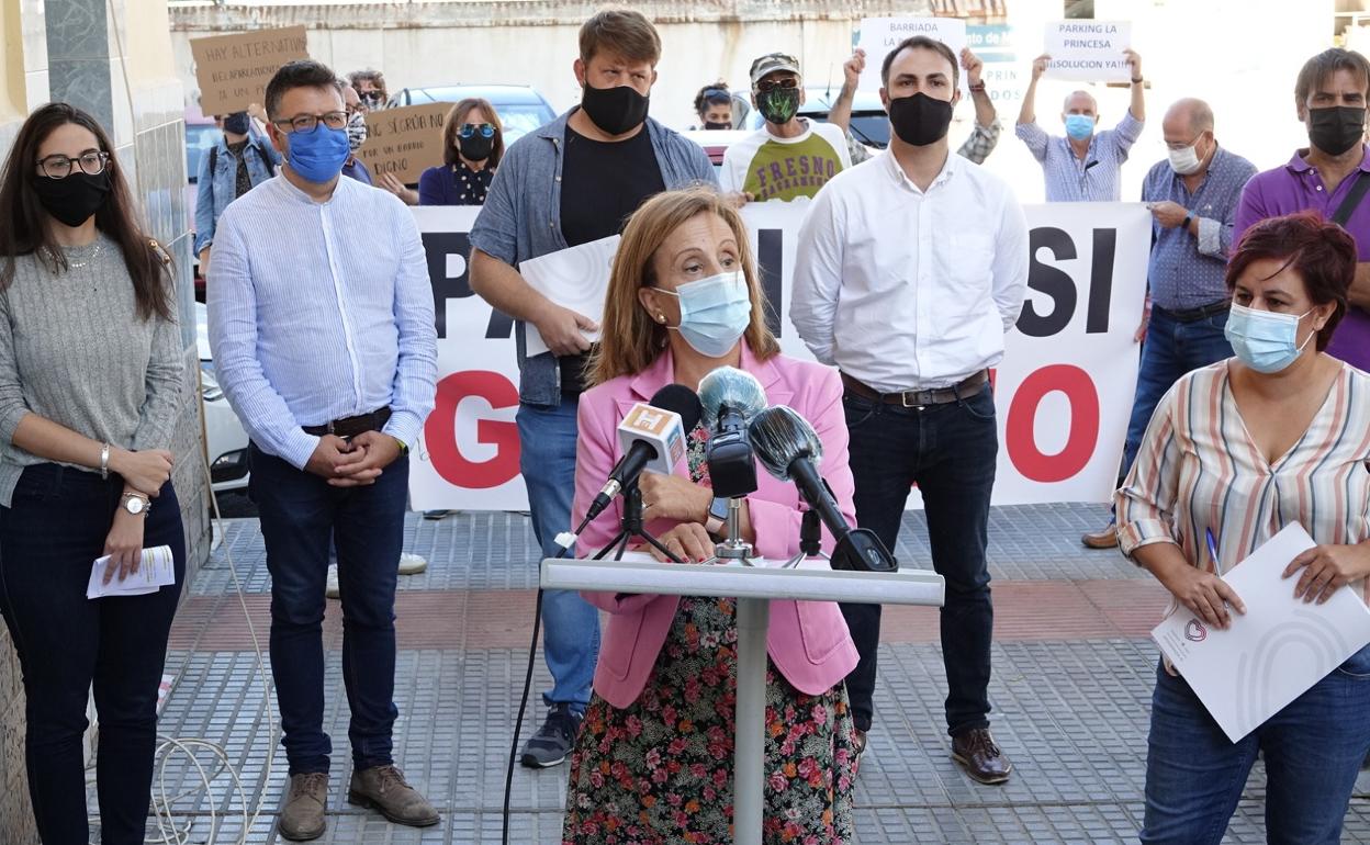 Ediles de ambos grupos, junto a vecinos de la barriada.