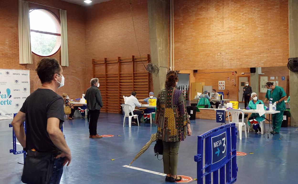 Los test a los alumnos, como ya se hizo con el personal, se han realizado en el Pabellón de Deportes.