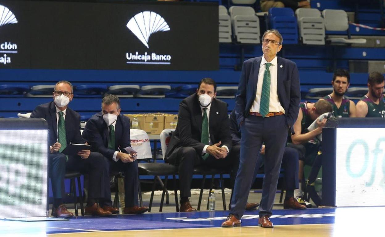 Luis Casimiro, entrenador del Unicaja, en el banquillo del Palacio de los Deportes Martín Carpena.