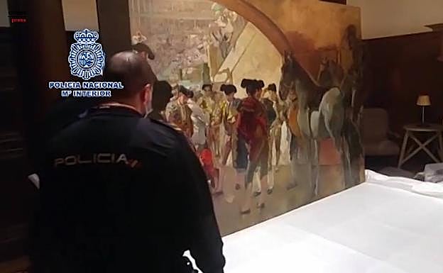 Un policía, ante el cuadro recuperado en Bruselas