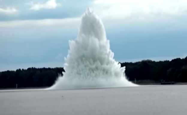 La neutralización de la bomba hallada en el fondo de un canal provocó una columna de agua de casi cien metros de altura. 