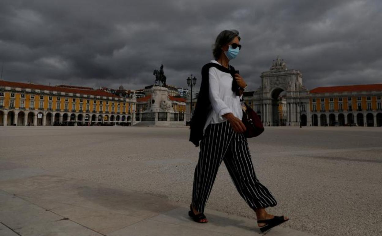 Una desértica Plaza del Comercio, en Lisboa