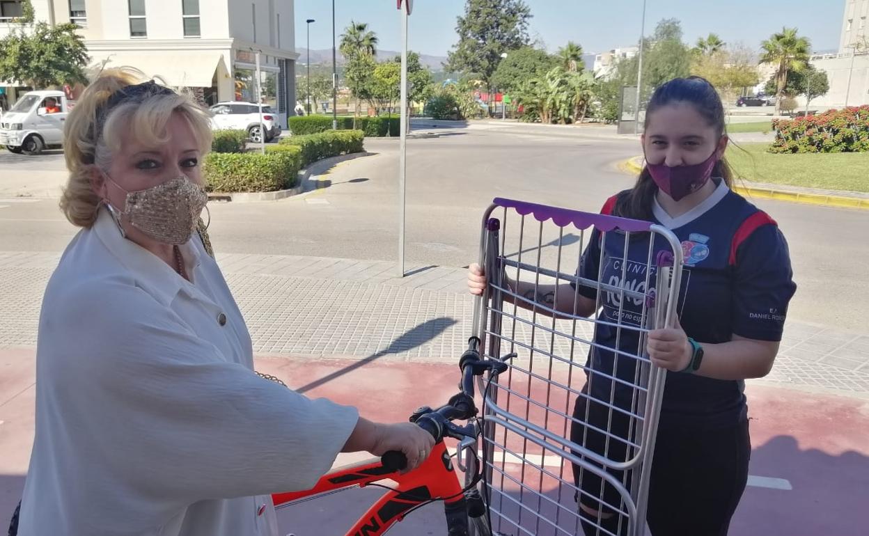 Jezabel López ha intercambiado con Estrella García una bicicleta de montaña por un tendedero de ropa. 