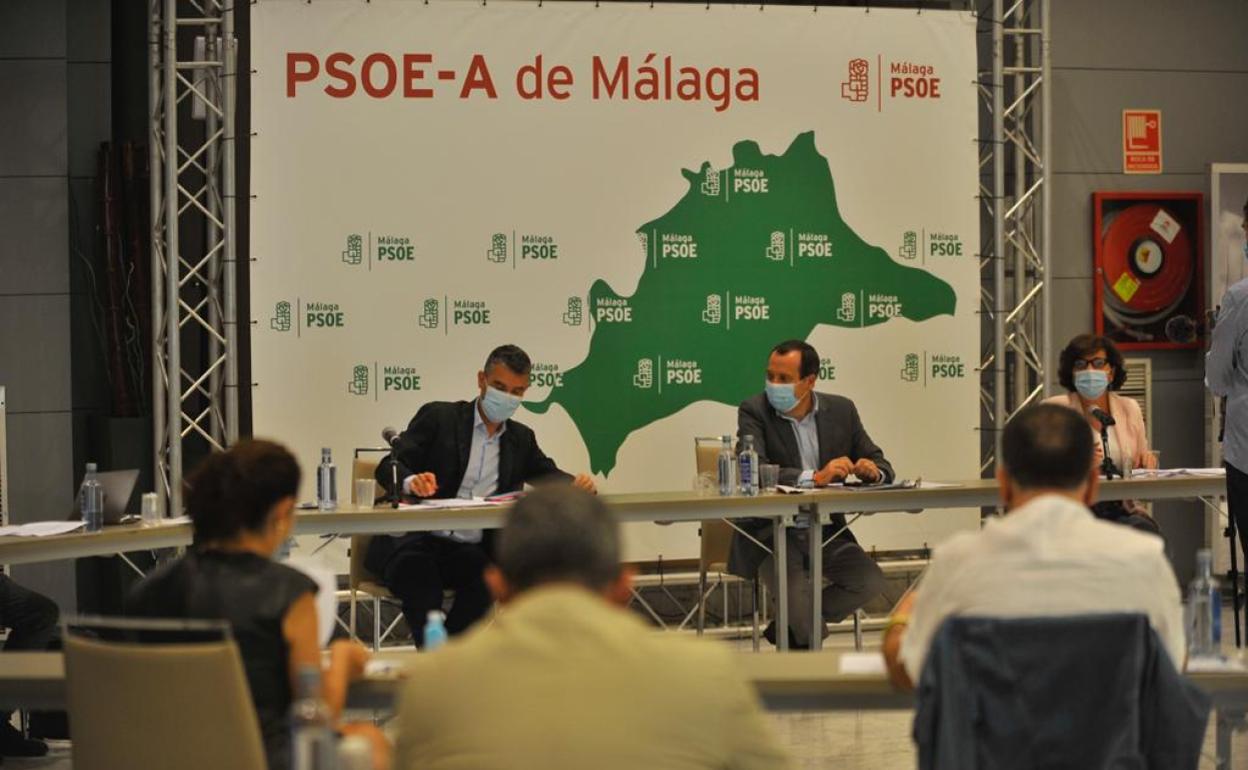 Una imagen tomada durante la reunión de la dirección del PSOE de Málaga en el hotel NH, este sábado. 
