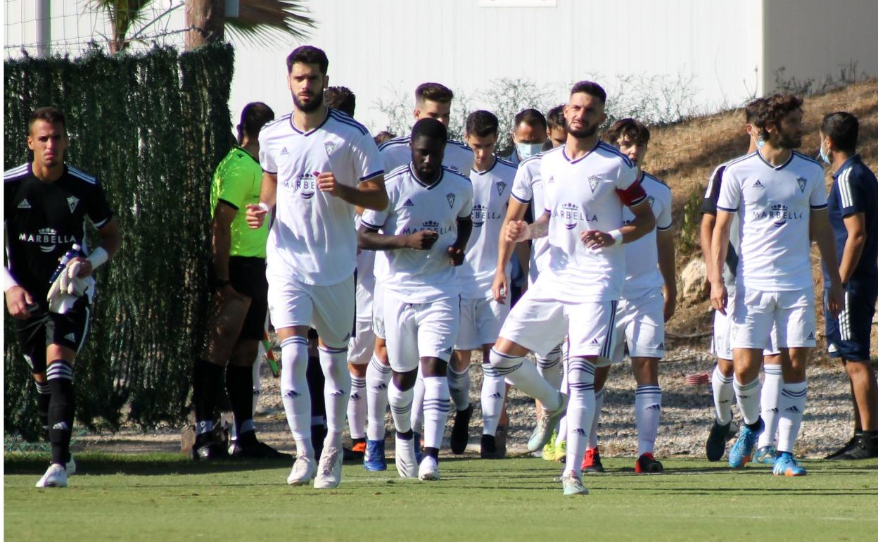 Los jugadores del Marbella, antes de disputar su último amistoso. julio rodríguez