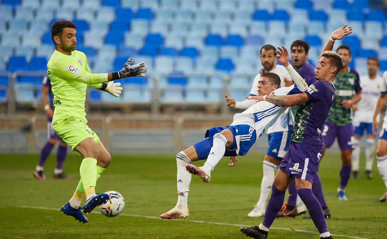 A la izquierda, Juan Soriano jugó su primer partido con el Málaga ante el Zaragoza, y aunque anotó un gol, dejó una parada espectacular al atacante Zanimacchia.