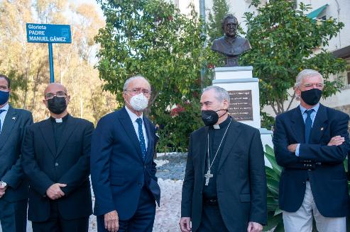 Las autoridades junto al busto.