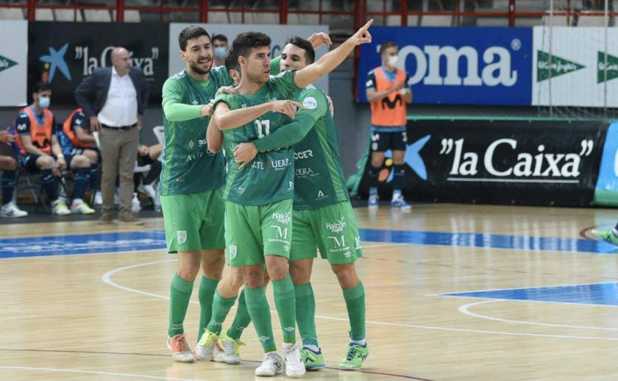 Los jugadores del BeSoccer UMA Antequera felicitan a Ramón Vargas por su gol al Movistar Inter el sábado. 