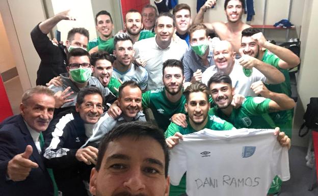 El 'selfie' del capitán, Miguel Conde, en el vestuario del pabellón Jorge Garbajosa, tras la victoria del sábado. 