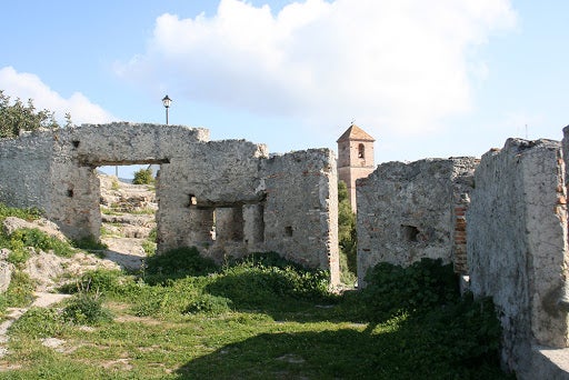 Castillo de Casares, sobre un abrupto macizo de roca caliza. Las primeras referencias a esta fortaleza son de fuentes árabes del siglo XIII, cuando, formando parte del protectorado benimerín, la localidad adquirió gran importancia como una de las fortalezas situadas entre el litoral del Estrecho y la Serranía de Ronda.