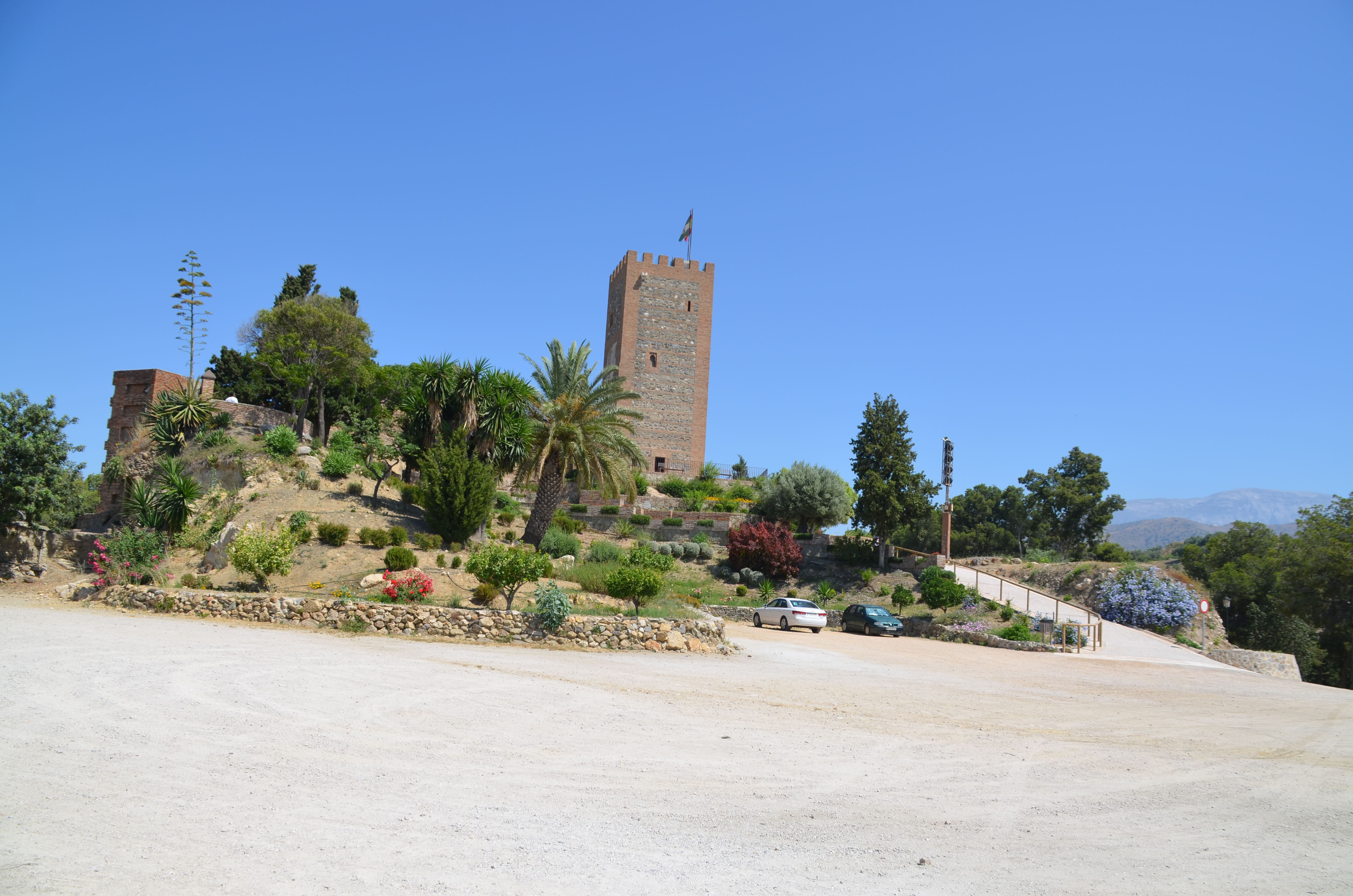 El castillo de Vélez-Málaga se levantó en el siglo X, aunque se amplía y reconstruye en los siglos XIV y XV. Llega a ser una de las más importantes alcazabas del Reino de Granada. 