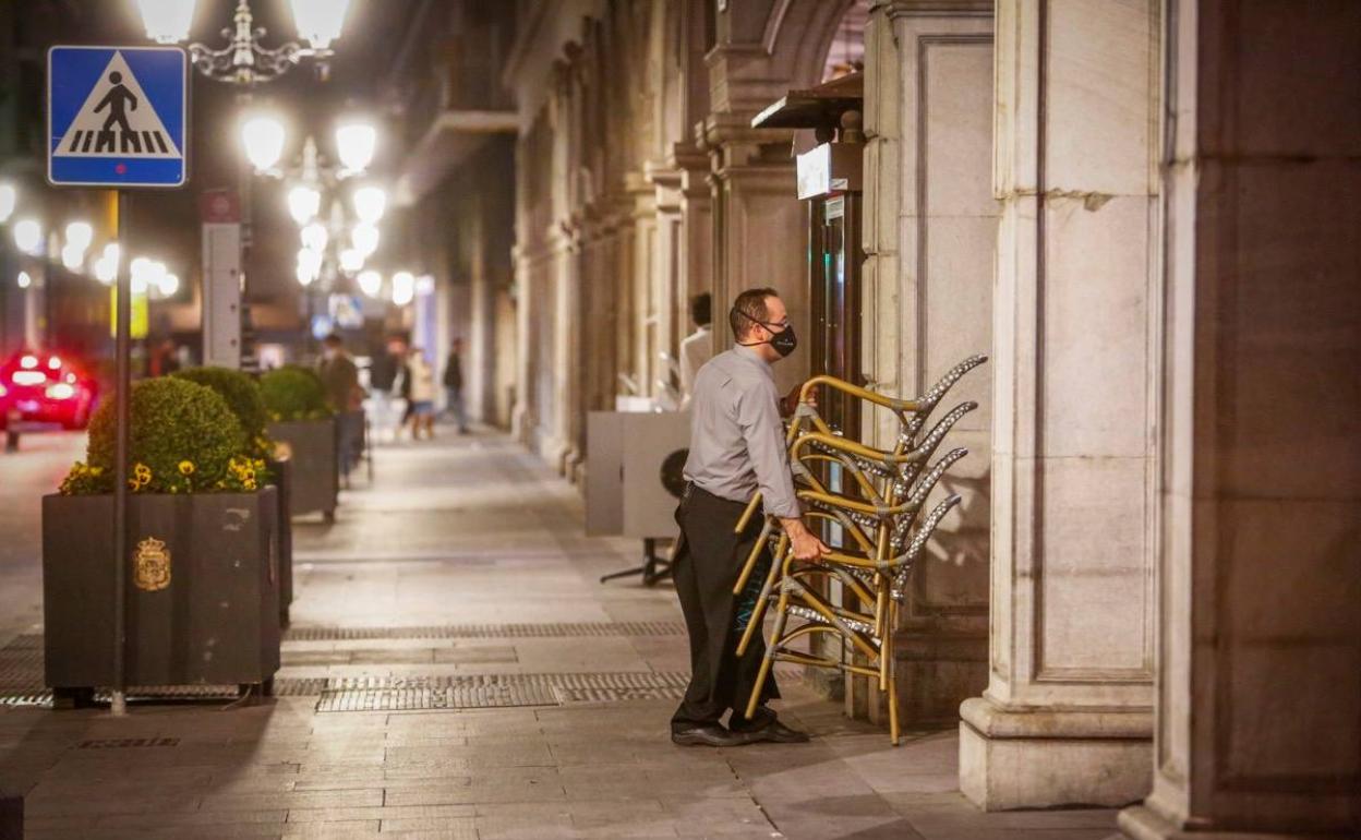 Bares cerrando en Granada por las restricciones frente al Covid 