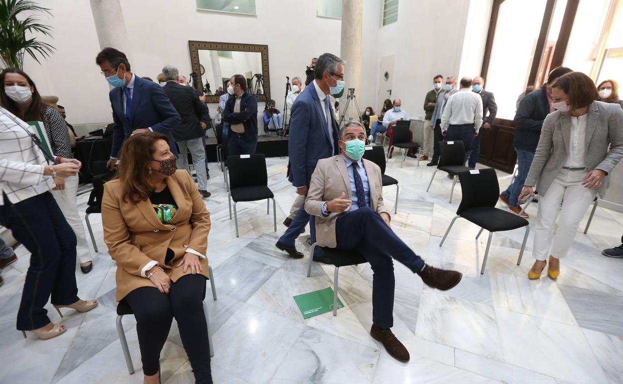 Carmen Crespo y Elías Bendodo, esta mañana, junto a los regantes en la Delegación de la Junta.