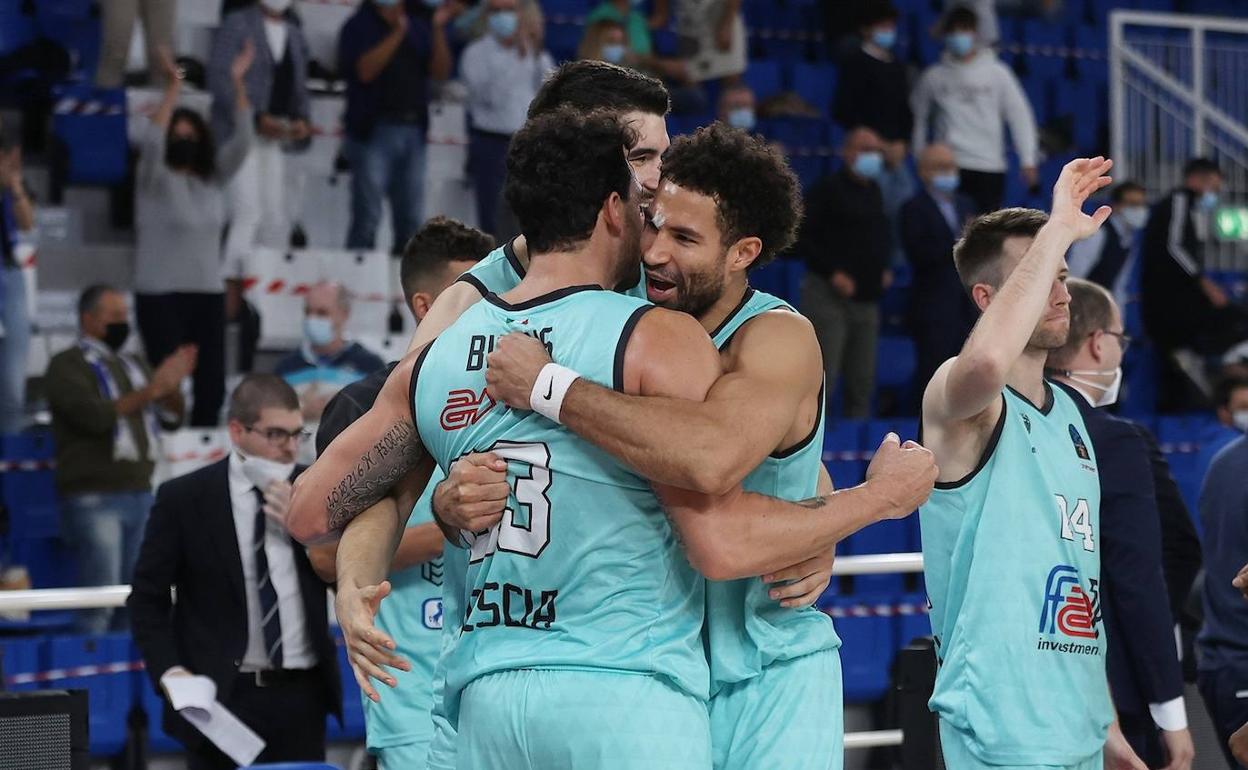 Los jugadores del Brescia celebran un triunfo en la Eurocup. 