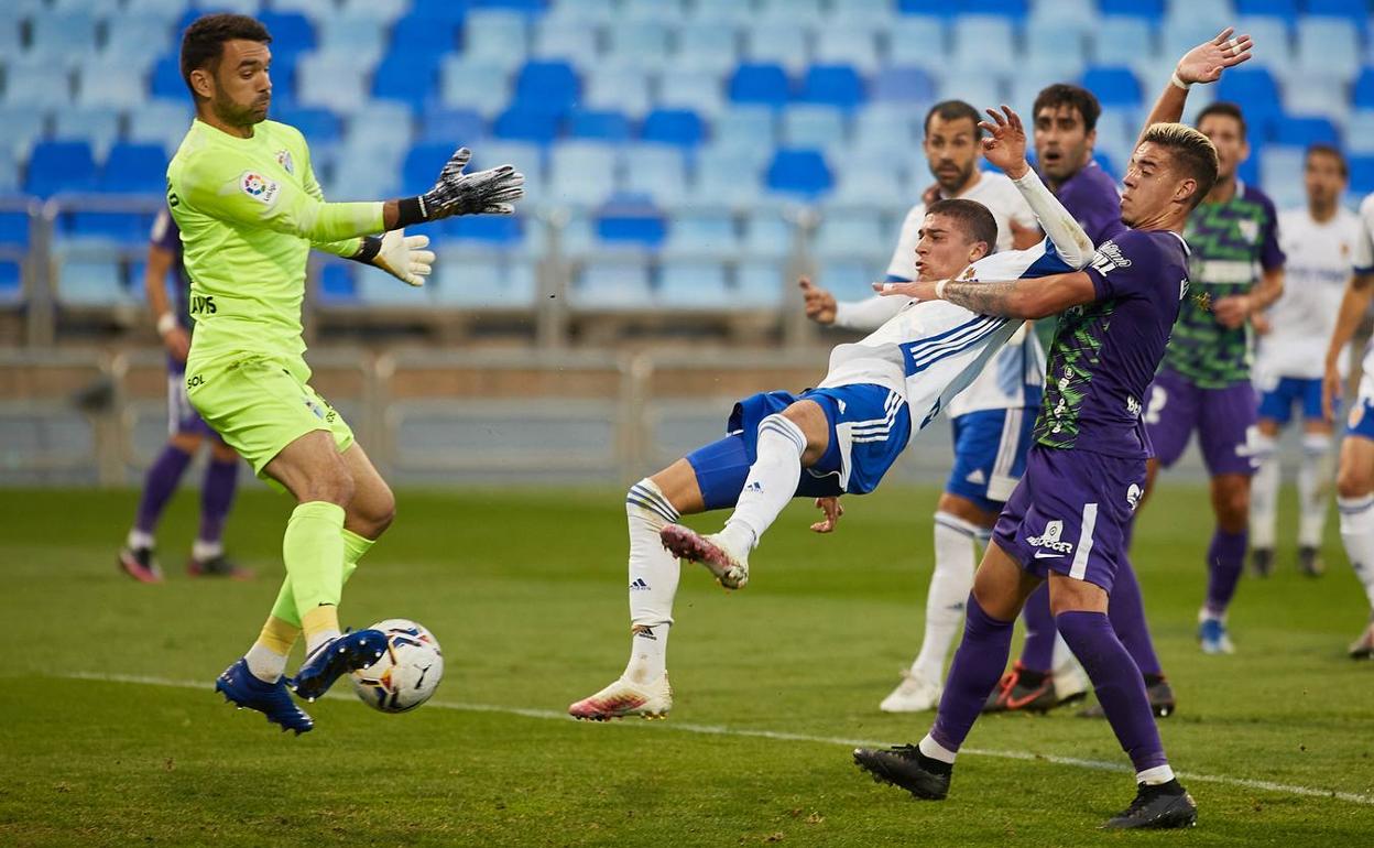 Soriano repele con el pie un remate de Zanimacchia en el área pequeña en Zaragoza en la prolongación de la primera parte. 