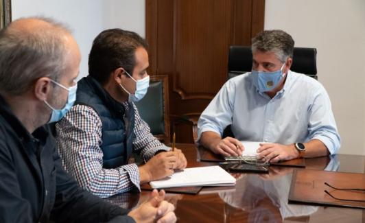 Reunión del alcalde con los responsables de la obra. 