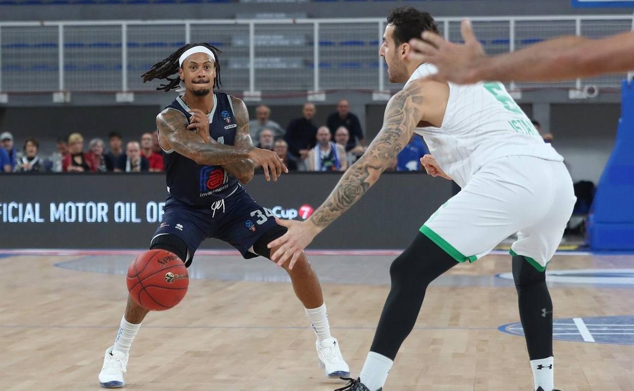 Moss, que sigue en el Brescia, en el partido en cuestión ante el Darussafaka. 