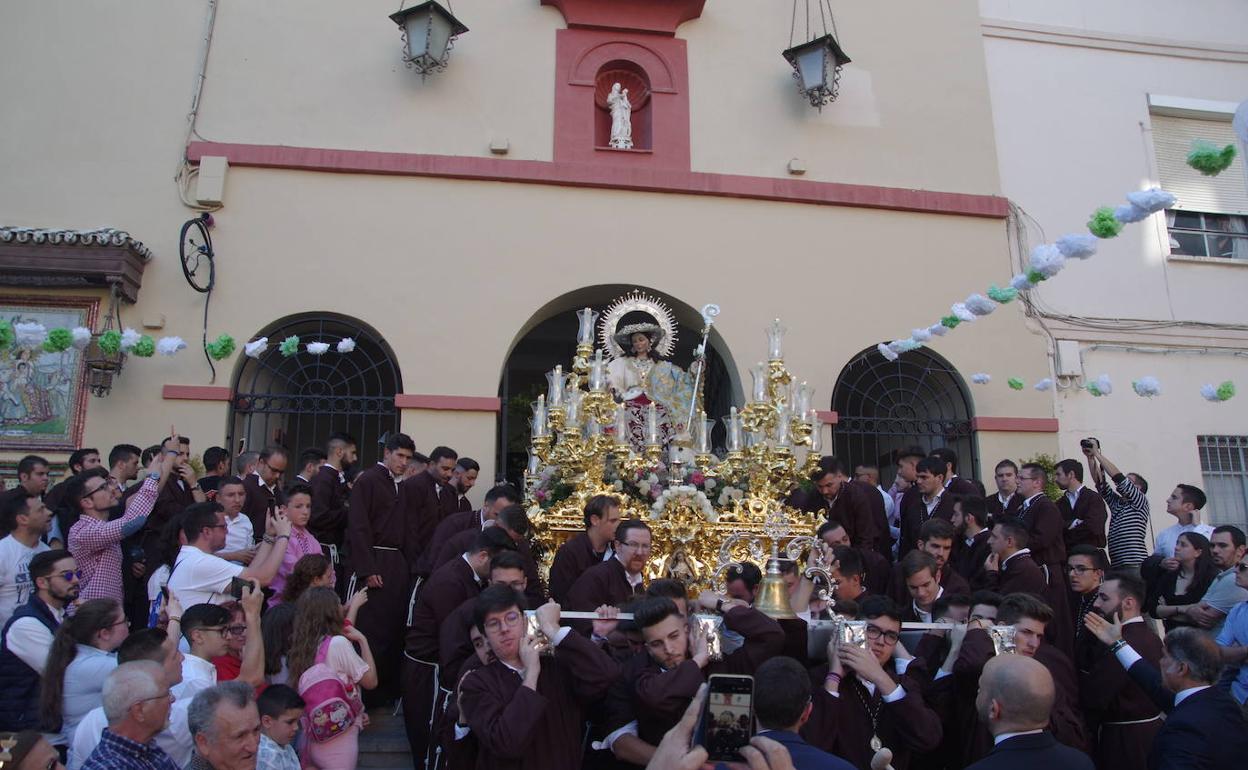 Salida de la Divina Pastora de las Almas desde la parroquia de la plaza de Capuchinos. 