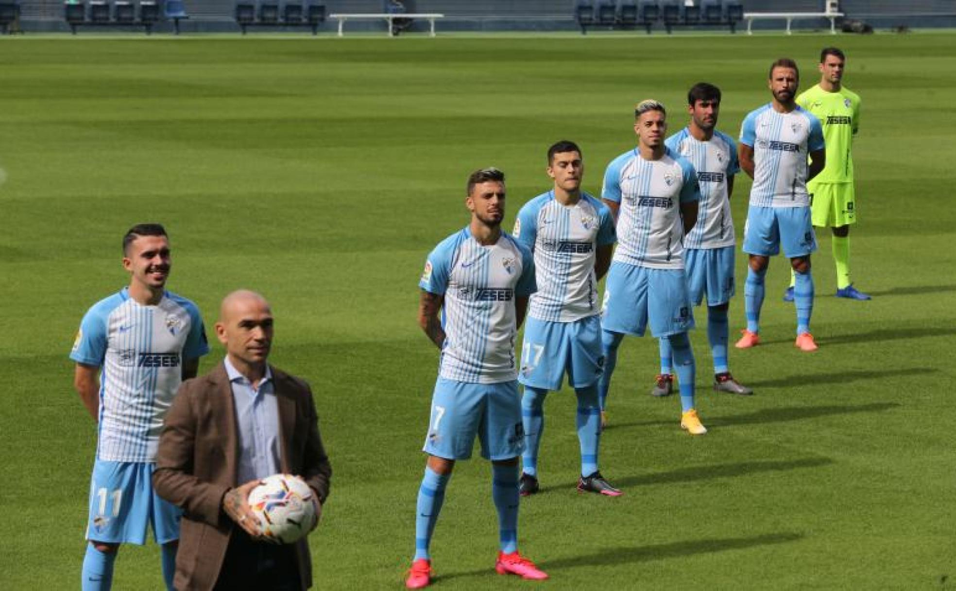 Los fichajes del Málaga para la temporada 20-21, excepto Matos, posaron juntos en el césped de La Rosaleda junto al director deportivo, Manolo Gaspar. 