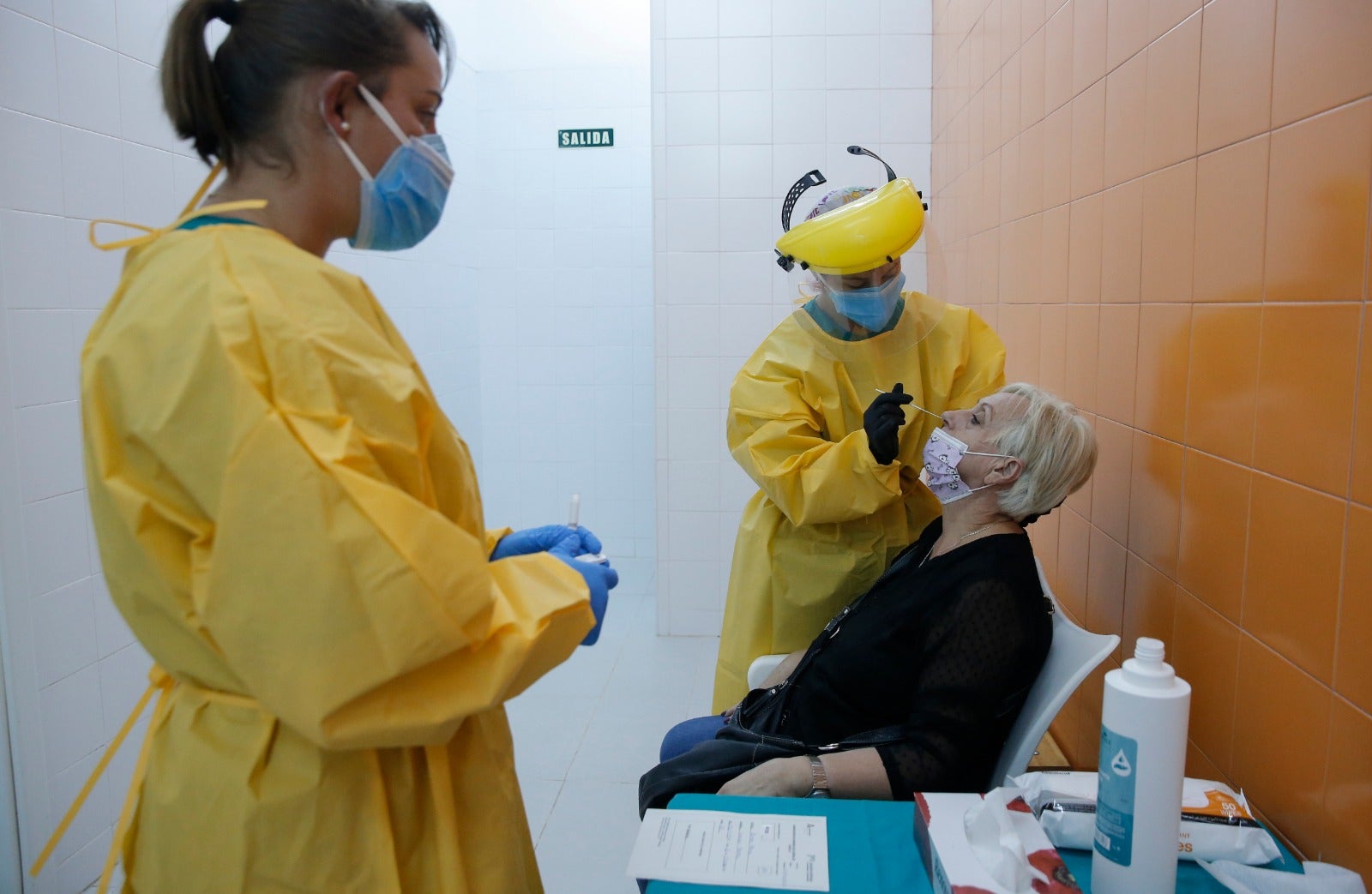 Un cribado masivo para detectar nuevos casos de coronavirus entre la población. Se ha citado a un total de 330 vecinos de manera voluntaria en el pabellón polideportivo municipal