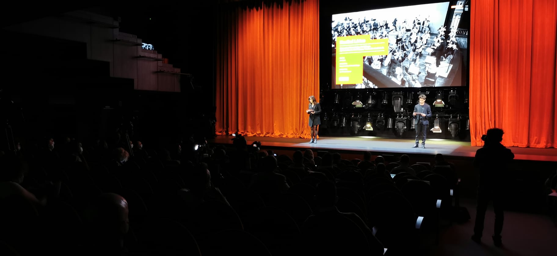 El actor y director malagueño avanza por sorpresa un número de la obra de Stephen Sondheim en la presentación de una compleja temporada con Andrés Lima, Dani Rovira y Josep María Pou en cartel