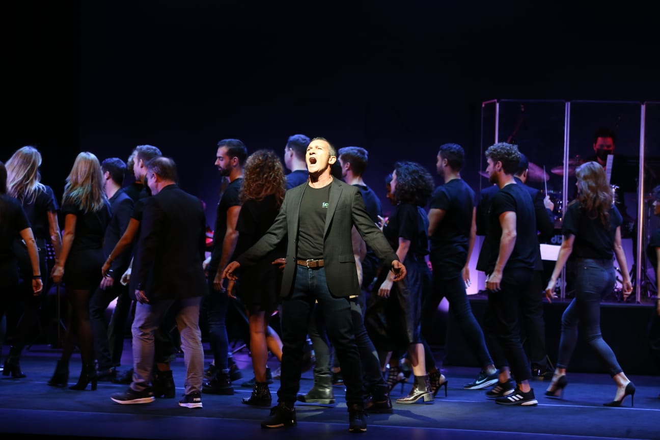 El actor y director malagueño avanza por sorpresa un número de la obra de Stephen Sondheim en la presentación de una compleja temporada con Andrés Lima, Dani Rovira y Josep María Pou en cartel