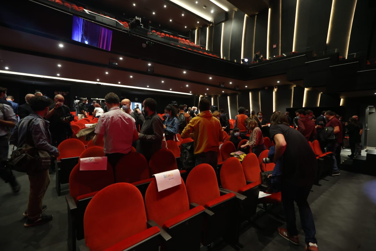 El actor y director malagueño avanza por sorpresa un número de la obra de Stephen Sondheim en la presentación de una compleja temporada con Andrés Lima, Dani Rovira y Josep María Pou en cartel