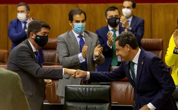 Imagen principal - Moreno saluda a Juan Marín, vicepresidente, tras el discurso de apertura del debate. Moreno saluda a Juan Marín, vicepresidente, tras el discurso de apertura del debate. Esperanza Oña preside el Parlamento. 