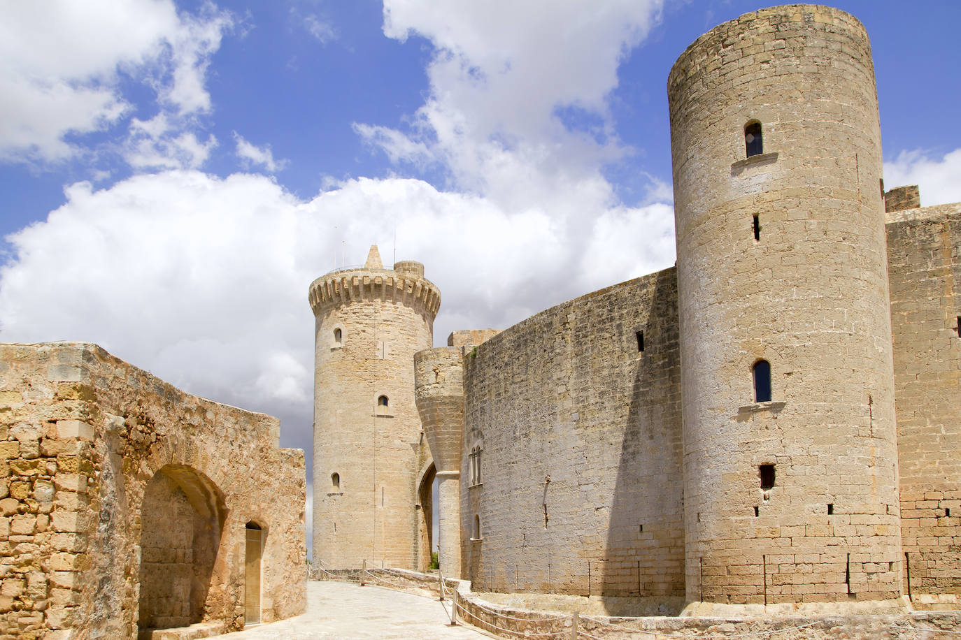 Castillo de Bellver (España). Situado sobre una colina y con espectaculares vistas, el castillo de Bellver ha tenido diversos usos a lo largo de la historia. El rey Jaime II lo hizo construir como residencia real en estilo gótico. En el siglo XIX se convirtió en fábrica de monedas. Su estructura destaca por ser circular. Tiene tres torreones y una torre del homenaje que está dividida en cuatro plantas. En el interior del castillo hay un patio de armas de dos pisos que es circular y un patio construido sobre un aljibe. En la segunda planta hay una capilla, según detallan desde la web Jetcost.es