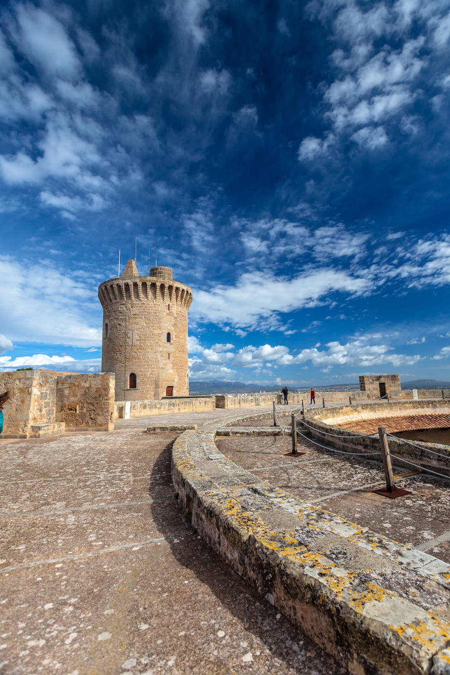 Castillo de Bellver (España). Situado sobre una colina y con espectaculares vistas, el castillo de Bellver ha tenido diversos usos a lo largo de la historia. El rey Jaime II lo hizo construir como residencia real en estilo gótico. En el siglo XIX se convirtió en fábrica de monedas. Su estructura destaca por ser circular. Tiene tres torreones y una torre del homenaje que está dividida en cuatro plantas. En el interior del castillo hay un patio de armas de dos pisos que es circular y un patio construido sobre un aljibe. En la segunda planta hay una capilla, según detallan desde la web Jetcost.es