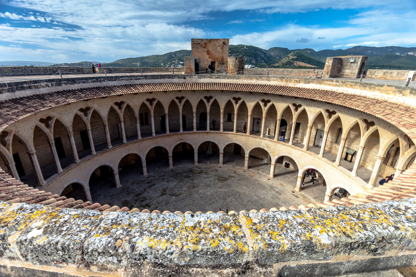 Castillo de Bellver (España). Situado sobre una colina y con espectaculares vistas, el castillo de Bellver ha tenido diversos usos a lo largo de la historia. El rey Jaime II lo hizo construir como residencia real en estilo gótico. En el siglo XIX se convirtió en fábrica de monedas. Su estructura destaca por ser circular. Tiene tres torreones y una torre del homenaje que está dividida en cuatro plantas. En el interior del castillo hay un patio de armas de dos pisos que es circular y un patio construido sobre un aljibe. En la segunda planta hay una capilla, según detallan desde la web Jetcost.es