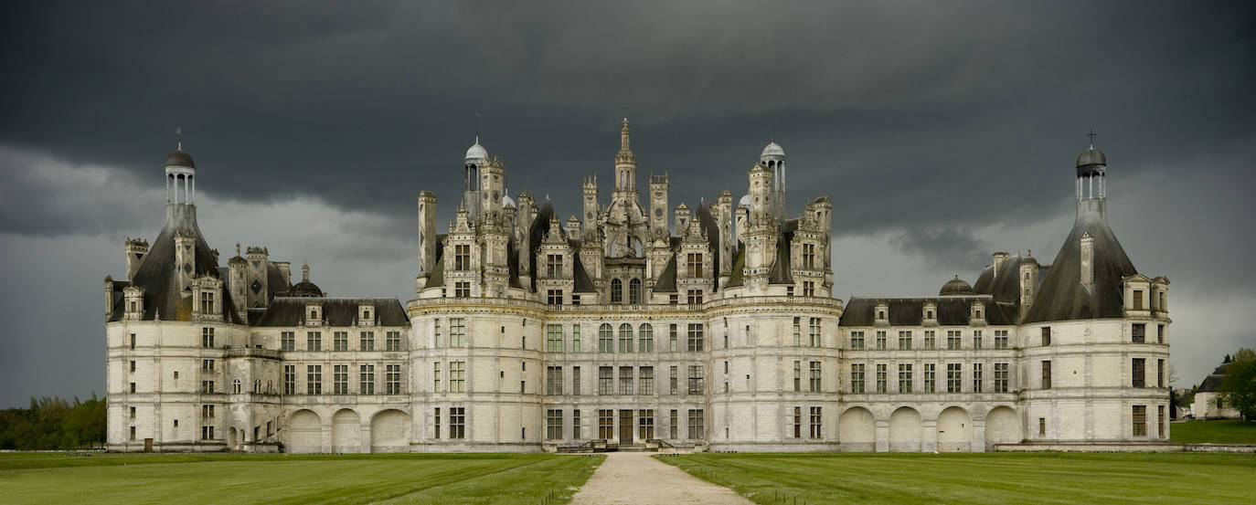 Castillo de Chambord (Francia). Es probablemente el castillo más hermoso y prestigioso del Loira, rodeado de bosques que albergan jabalíes y ciervos. Fue construido en el siglo XVI para el rey Francisco I y es reconocido instantáneamente por esa multitud emblemática de cúpulas y torreones en el techo. El arquitecto original sigue siendo un enigma, pero se alega que el edificio se inspiró en los bocetos de Leonardo da Vinci, protegido del rey, y es uno de los mejores edificios renacentistas de Francia. Parece claro que Leonardo participó en la obra interior más aclamada, una escalera central de doble hélice que se retuerce graciosamente hasta tres pisos y está iluminada desde arriba por un tragaluz, según detallan desde la web Jetcost.es