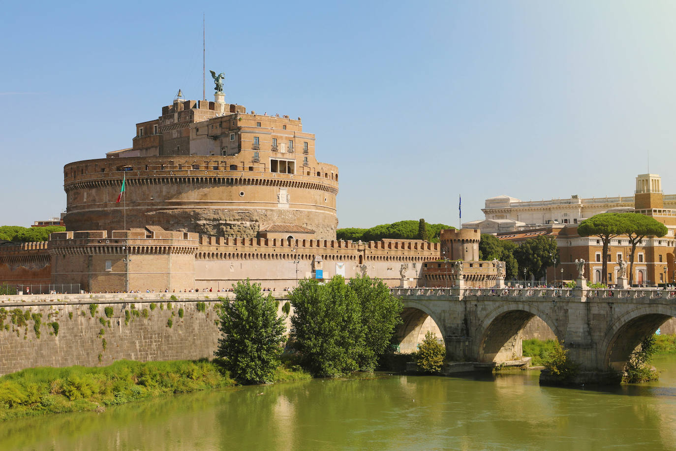 Castillo de Sant'Angelo (Italia). Es uno de los edificios más fotografiados de Roma, justo en el encuentro de la vieja capital con la ciudad del Vaticano. El castillo de Sant'Angelo se construyó originalmente en el siglo II como mausoleo para el emperador Adriano y su familia. Esta construcción, que más tarde se convirtió en fortaleza militar, recibe su nombre de una leyenda, que cuenta que el arcángel Miguel se apareció sobre lo alto del castillo para detener una plaga que asolaba Roma en el año 509. El castillo logró sobrevivir a través de los siglos y albergó a muchas personas famosas, incluido Miguel Ángel, según la web Jetcost.es