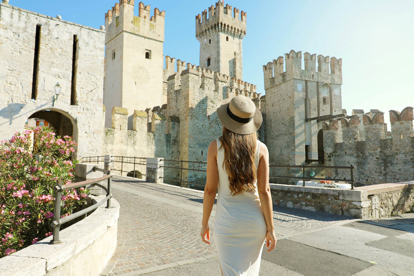 Castillo de Sirmione (Italia). Destaca especialmente por su singular posición en medio del lago Garda. Conocido también como Scaligero en honor a la poderosa familia Scaligeri, que lo encargó y gobernó esta región a principios del siglo XIII. Conforma un ejemplo espectacular de arquitectura medieval, cuya majestuosidad se acentúa gracias a sus impresionantes alrededores. Este castillo, rodeado de puentes levadizos, un foso, torres, muros transitables y festoneados, presenta todos los elementos típicos de una fortaleza de la Edad Media. Hay que animarse a subir los 150 escalones que lleva a la muralla porque las vistas del lago y Sirmione desde la torre más alta realmente merecen la pena, según la web Jetcost.es