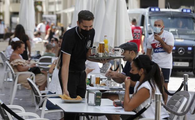 Los restaurantes y bares causan menos del 3% de brotes de coronavirus y las reuniones familiares, casi el 40%