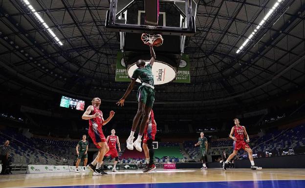 Nzosa machaca en el partido ante el Baxi Manresa jugado en el Palacio de los Deportes. 