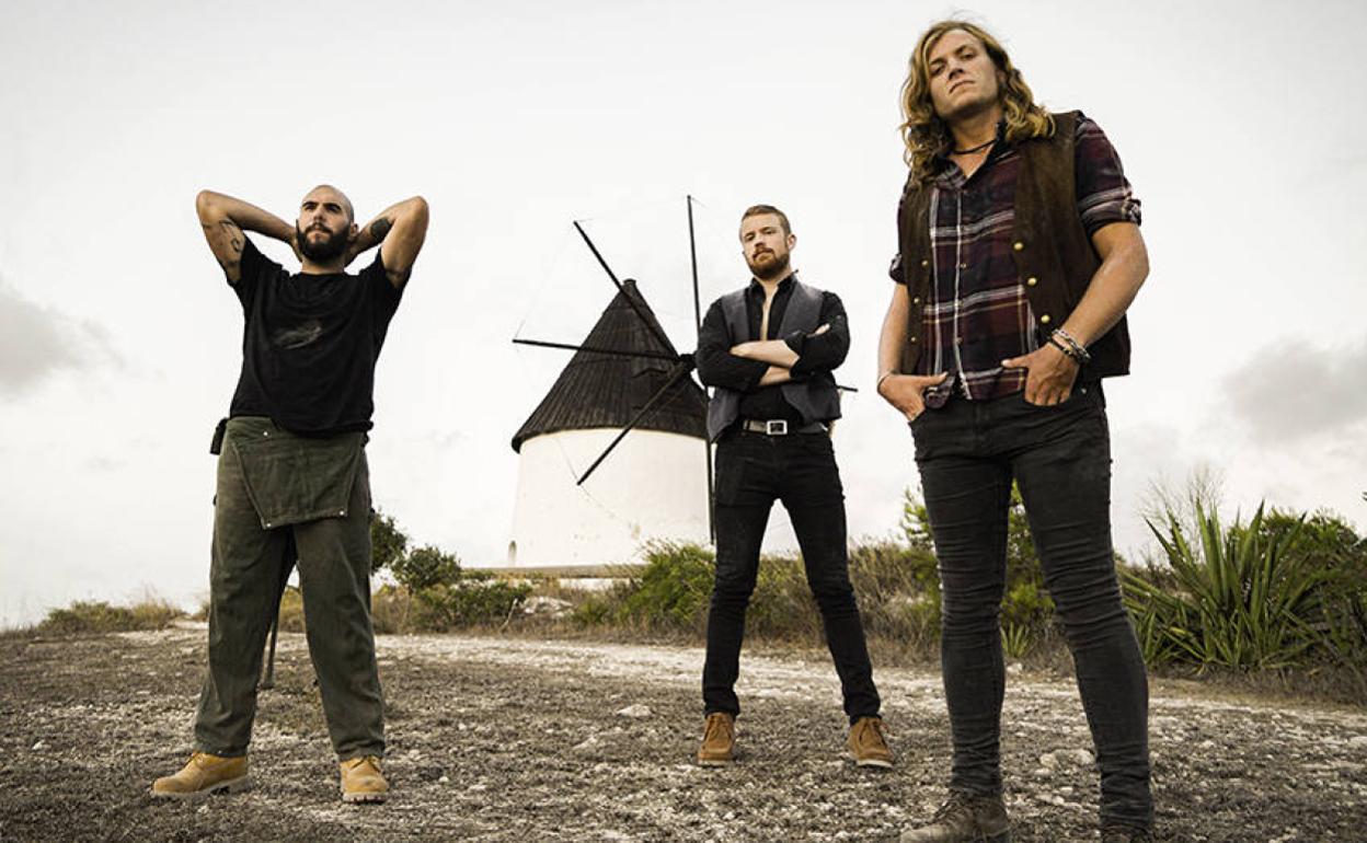 El grupo Terral durante la grabación del videoclip 'Molinos de Cartón' en Almería. 