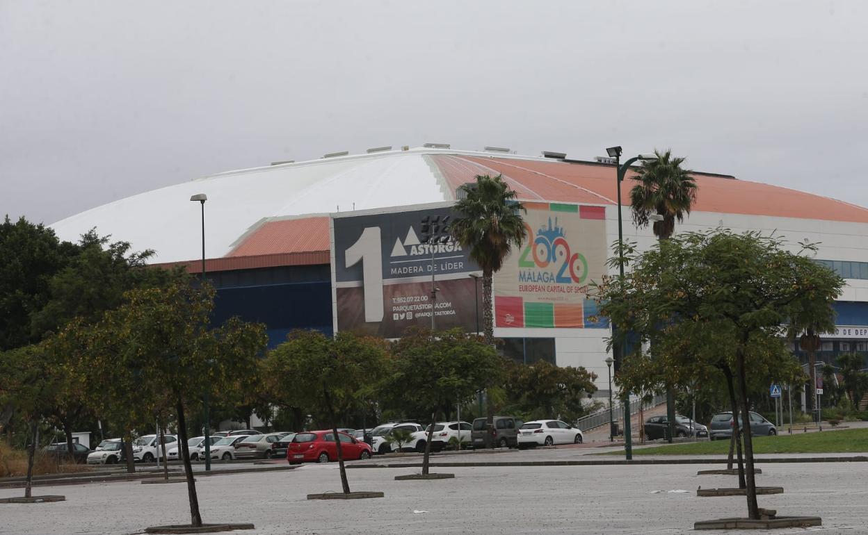 Imagen del Palacio de los Deportes, con la mitad de la cubierta ya con el nuevo aislamiento. 