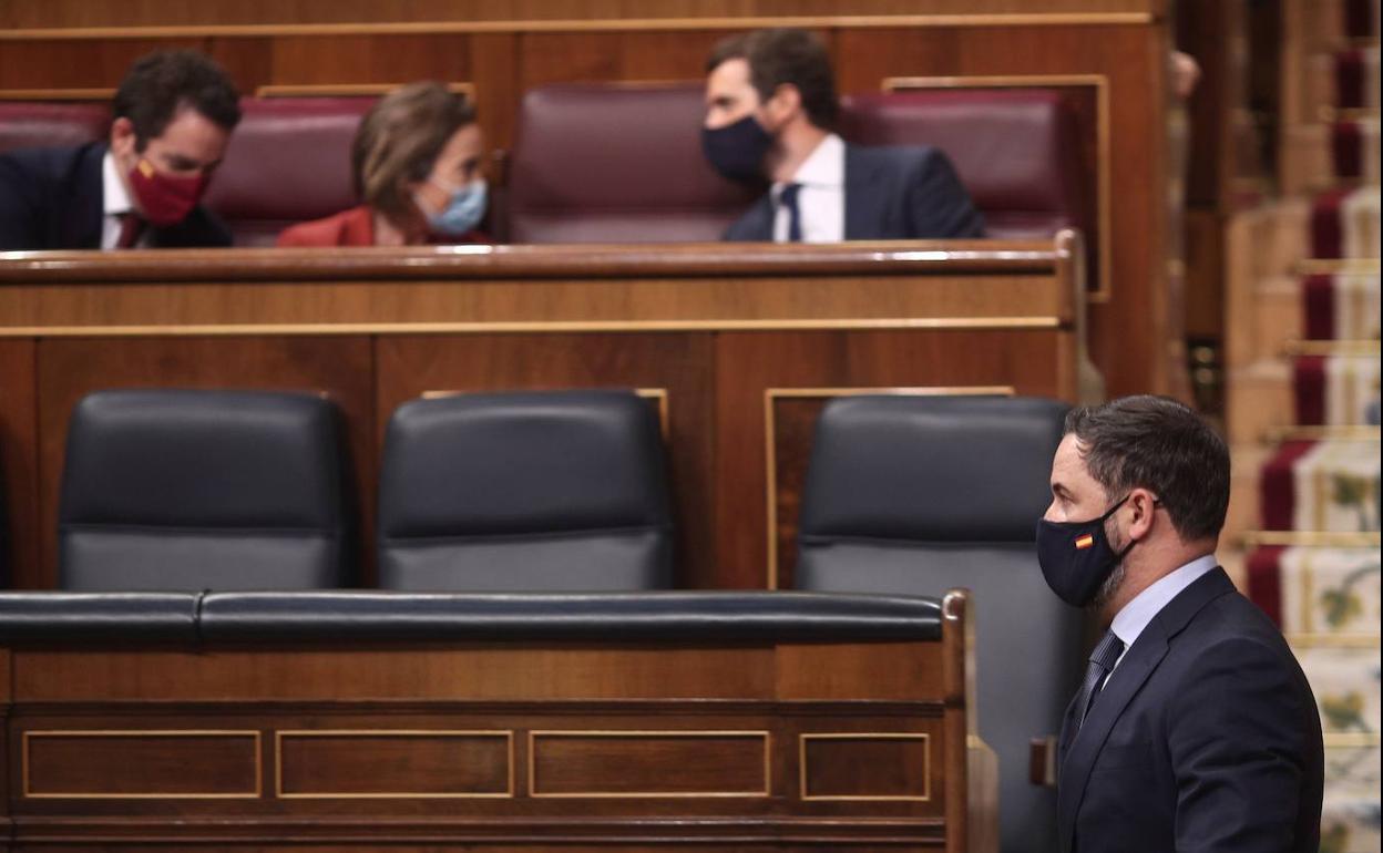 Abascal pasa por delante de Casado, que conversa con su portavoz, en el debate de la moción de censura.