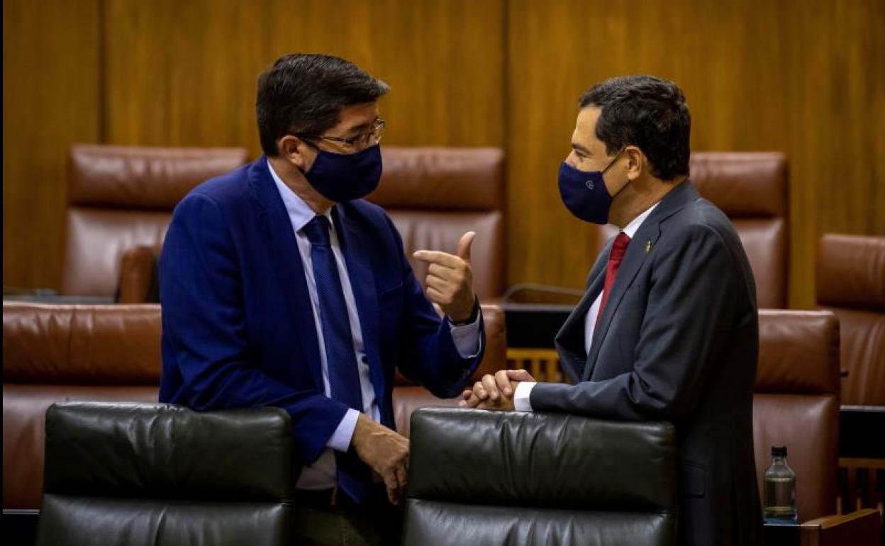 Juan Marín y Juanma Moreno este pasado jueves en el Parlamento. 