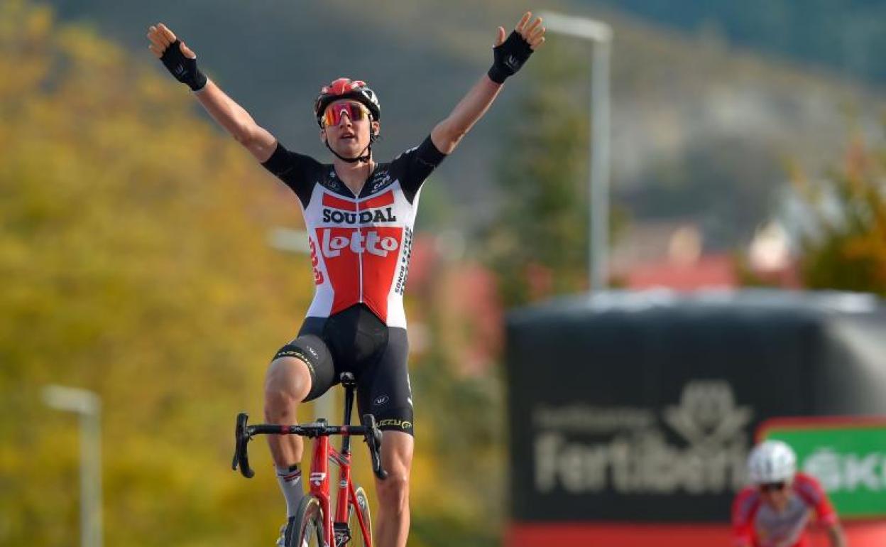 Tim Wellens celebra su victoria en la etapa que terminó en Sabiñánigo. 