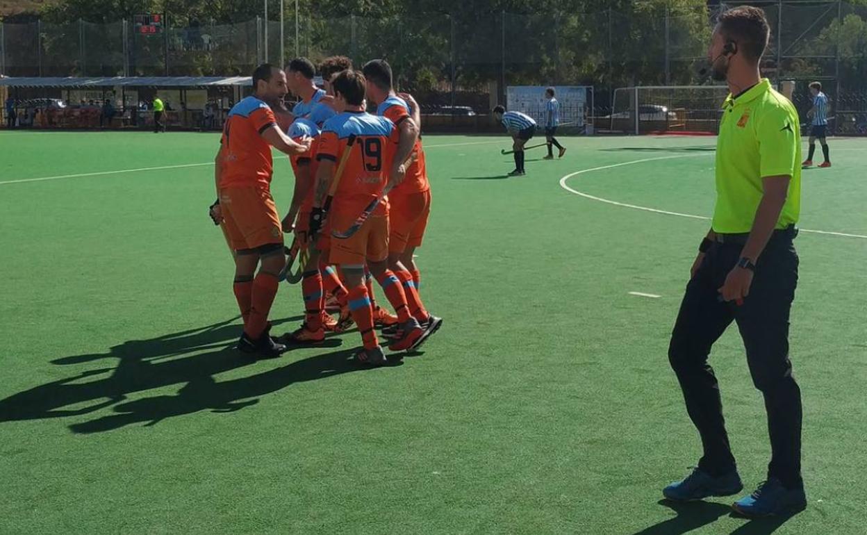 Los jugadores del Benalmádena celebran uno de los goles durante el partido de ayer. 