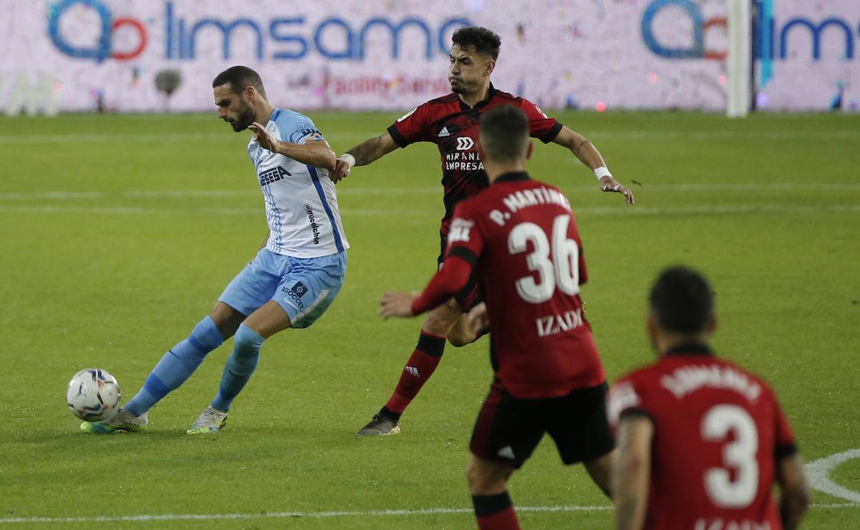 Lombán, una de las novedades del once, presionado en la sailida del balón. 