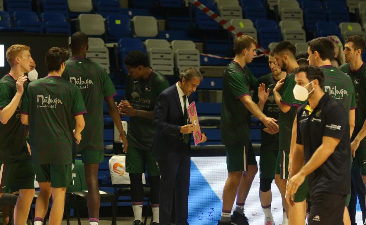 Luis Casimiro se prepara para dar instrucciones a sus jugadores. 