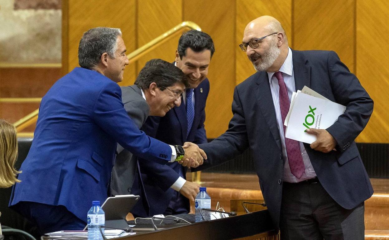 Bendodo, Marín y Moreno con el portavoz de Vox en el Parlamento, Alejandro Hernández, tras la aprobación del primer presupuesto en 2019. 