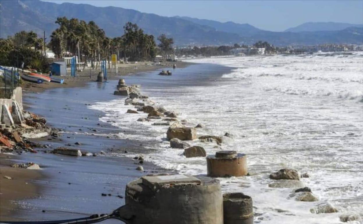 La playa de San Pedro tras el temporal del año pasado