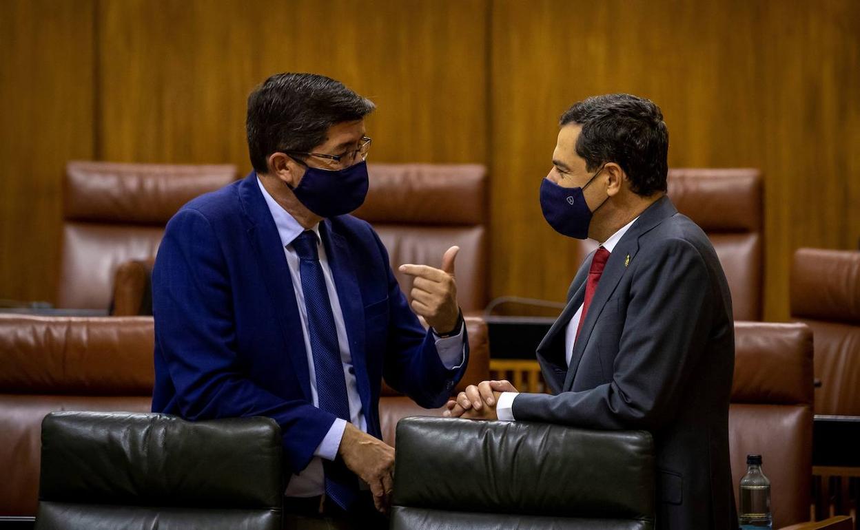Juan Marín y Juanma Moreno, este pasado jueves en el Parlamento. 